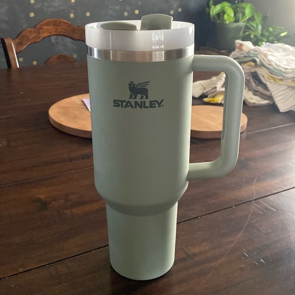 Matte Green 40oz Stanley - Picture 1 of 7